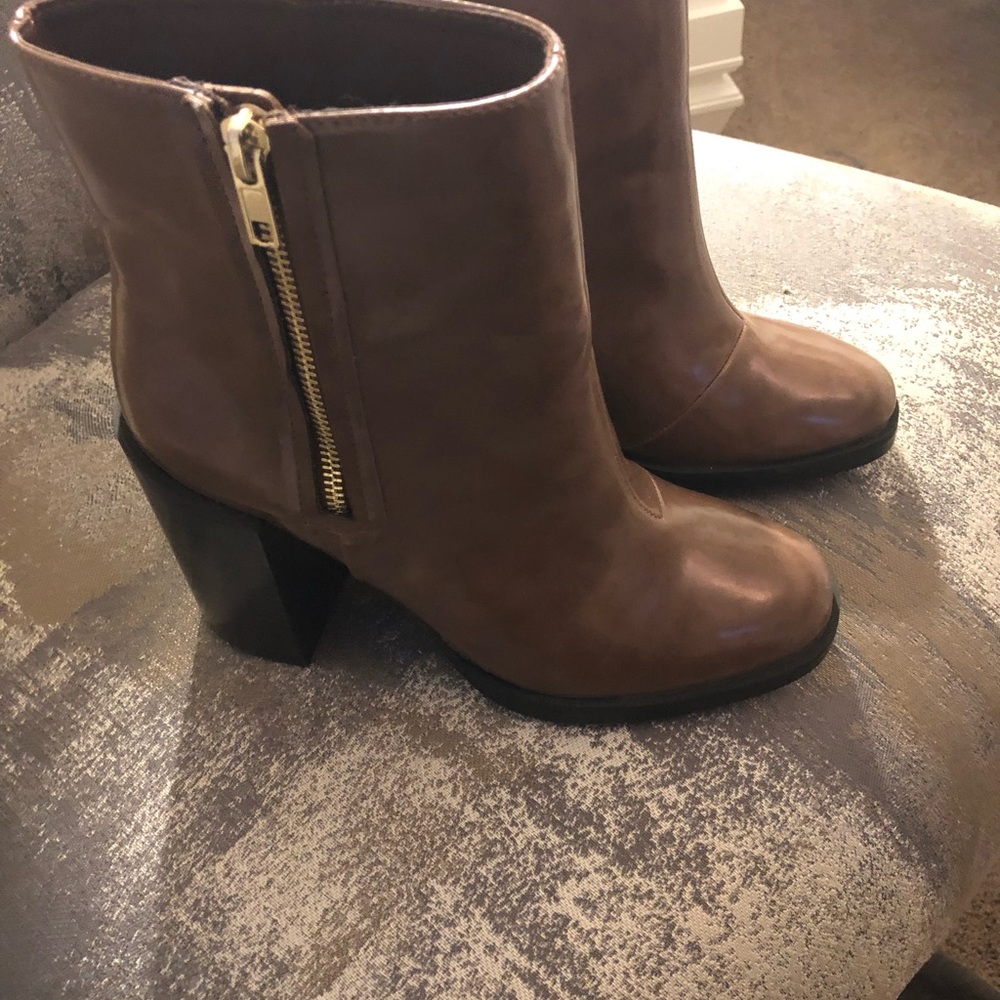 New without tag tan ankle boots
